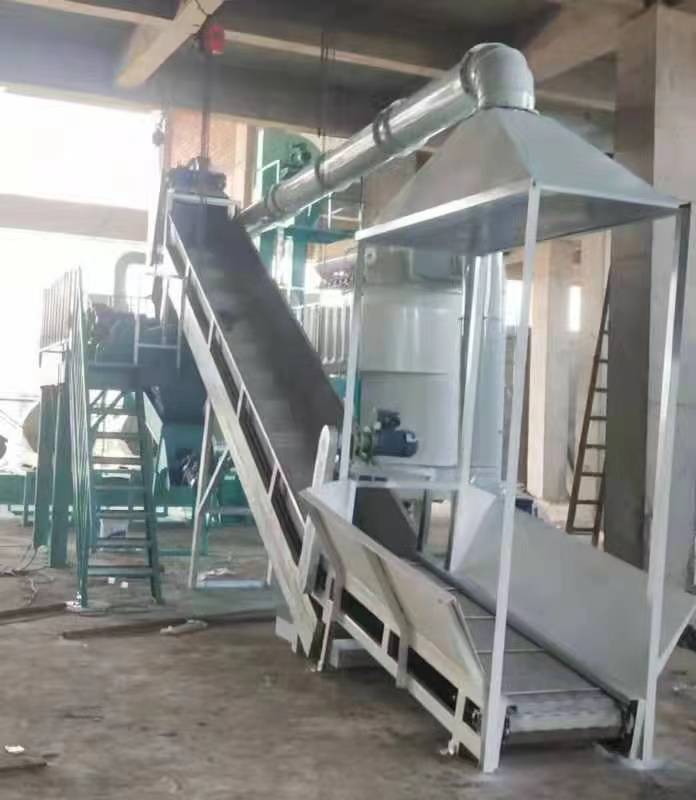 酒廠粉碎設(shè)備廠家：使用家庭釀酒設(shè)備釀白酒效益如何？