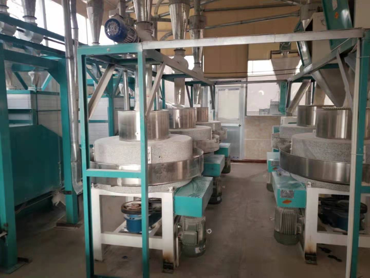 客戶購(gòu)買的石磨面粉機(jī)已安裝使用中